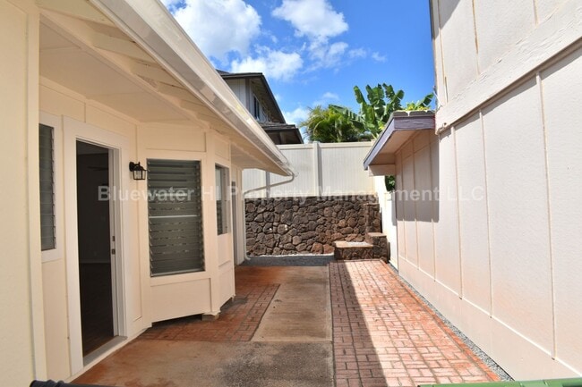 Building Photo - Renovated Single Level 3/2 w/ garage Waipi...