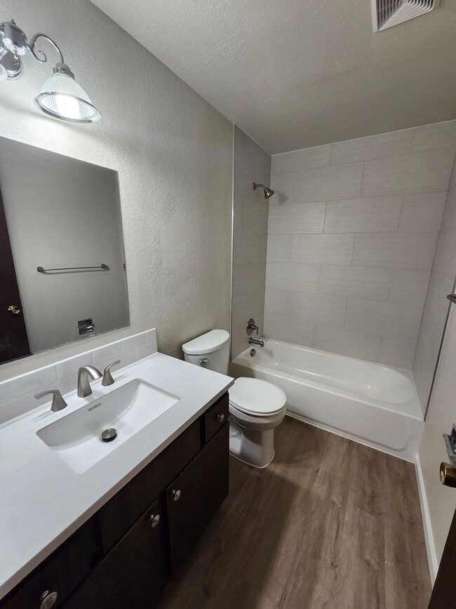 Building Photo - N. Richland Townhome Close to PNNL & Hanford!