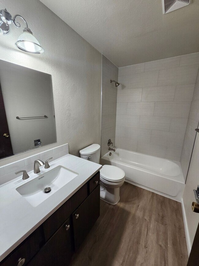 Building Photo - Spacious N. Richland Townhome- Includes Washer & Dryer!