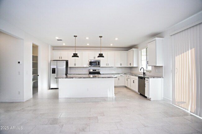 Building Photo - 773 W Lark Dr