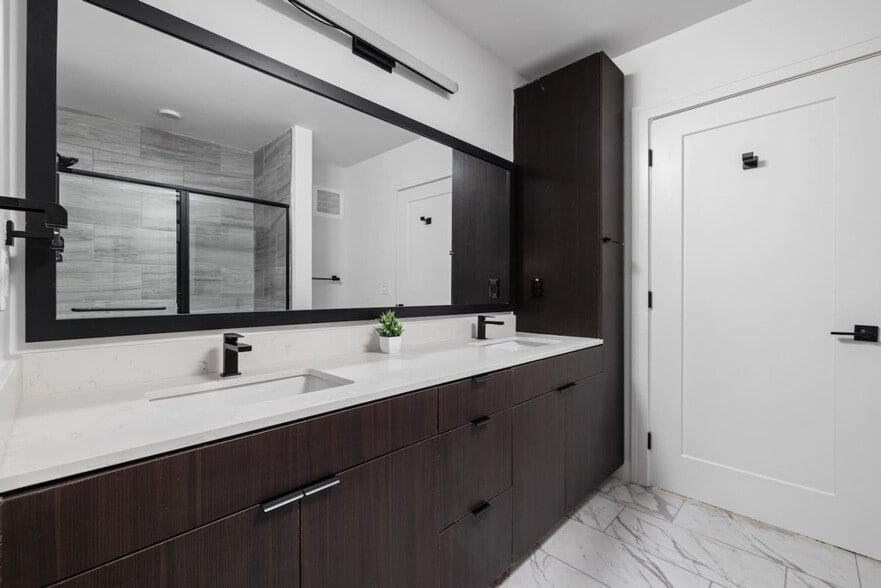 Building Photo - 421 N Pennsylvania St