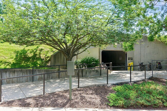 Building Photo - 10401 Grosvenor Pl