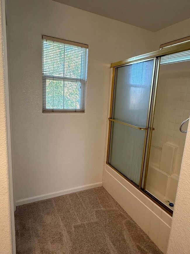 Building Photo - LARGE CORNER LOT 2 STORY 4 BED HOME IN MATHER