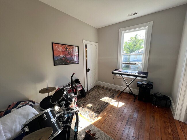 Building Photo - Gorgeous 3 bdrm/2.5 bath newly renovated h...