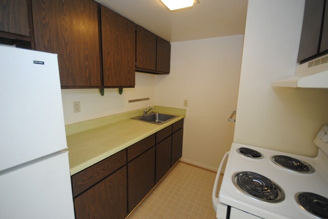 Townhome Kitchen - 520 N Ashley St