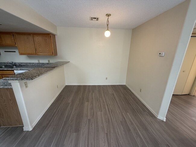 Building Photo - BEAUTIFUL CORNER UNIT CONDO!