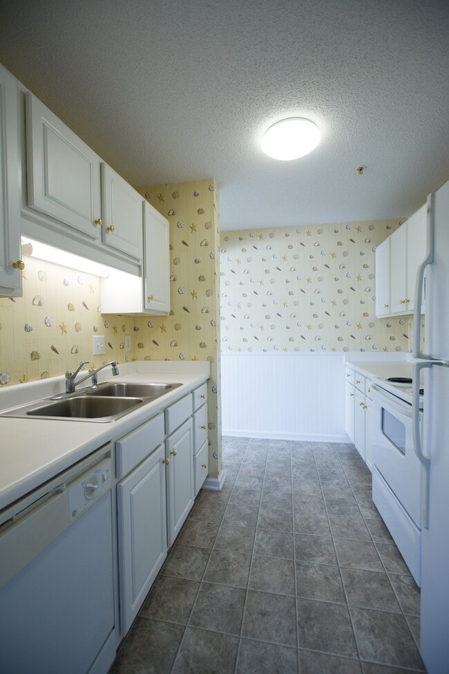 Kitchen with all appliances - 5005 Hunters Trl