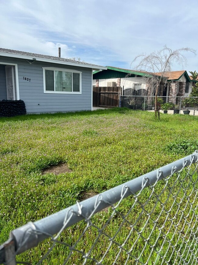 Building Photo - East Bakersfield House