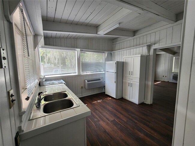 Building Photo - 120 SE 7th St