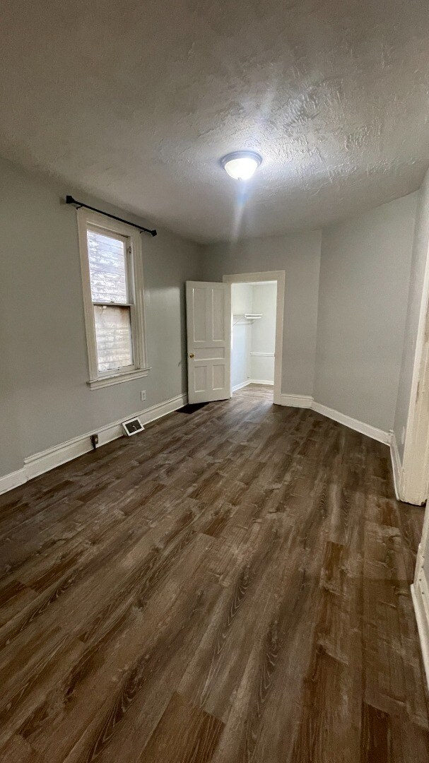 Building Photo - Spacious 4-Bedroom Home with 2 Full Bathrooms – Section 8 Approved and Ready for Move-In!