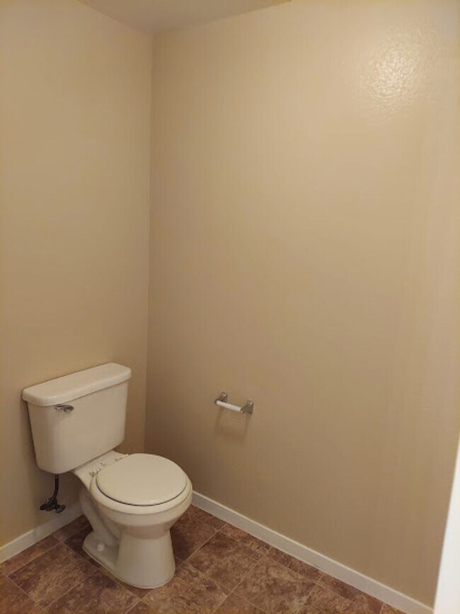 Building Photo - Three bedroom unit on the 2nd floor of gated SE community with pool/spa