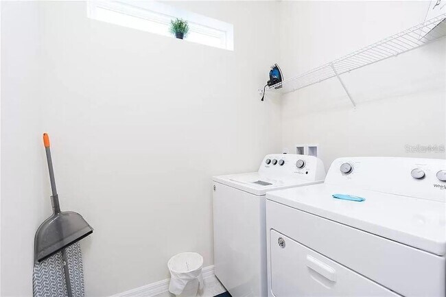 Building Photo - 7243 Oak Hammock Dr