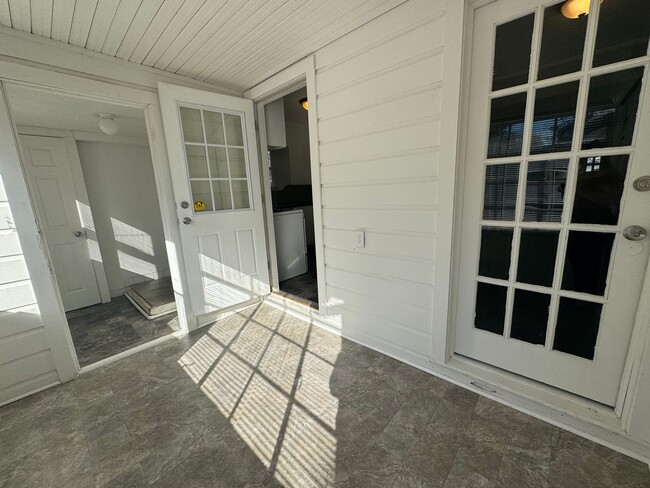 Building Photo - Adorable two bedroom one bathroom home loc...