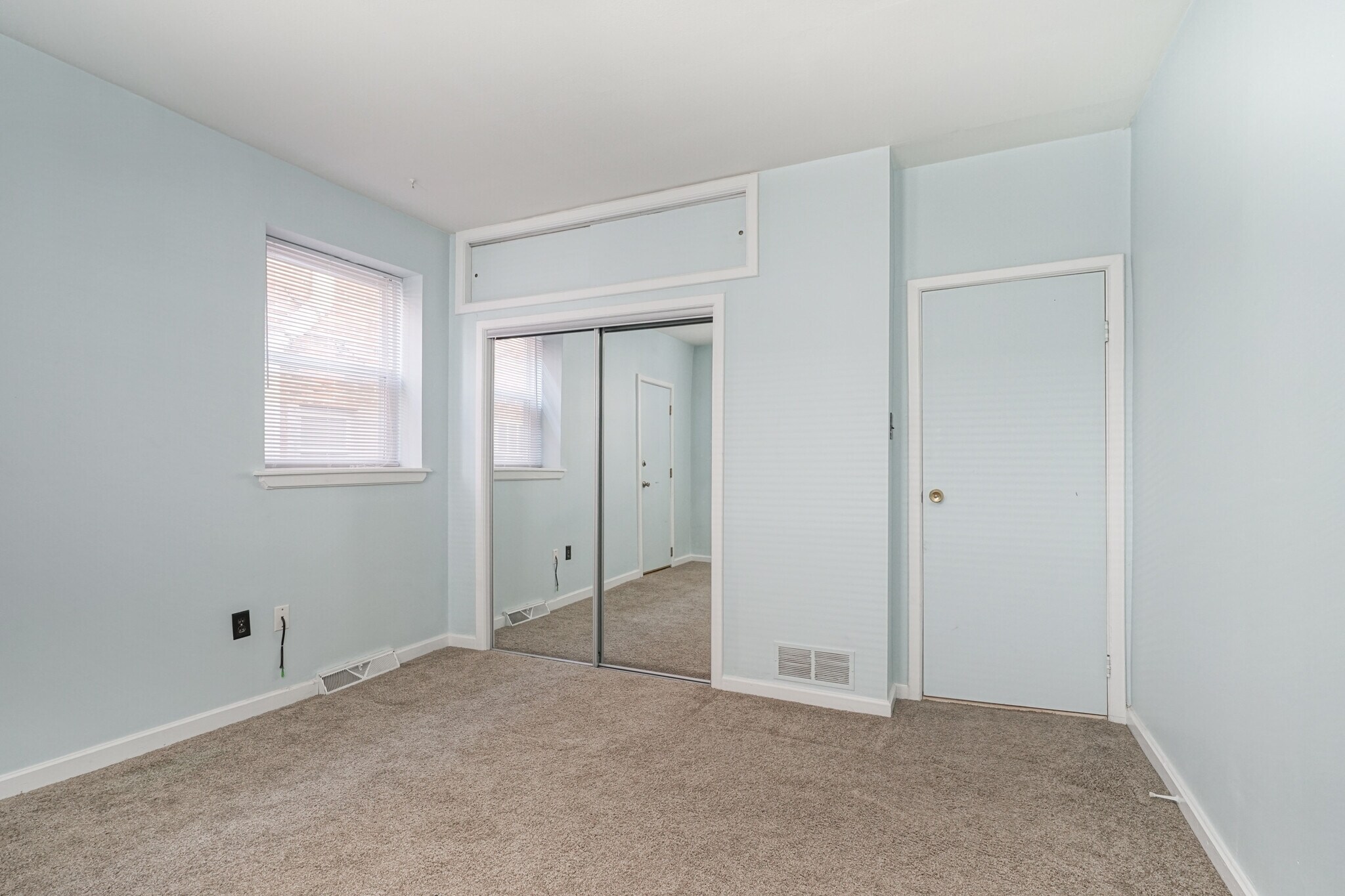 Mirrored closet in bedroom - 1217 Snyder Ave