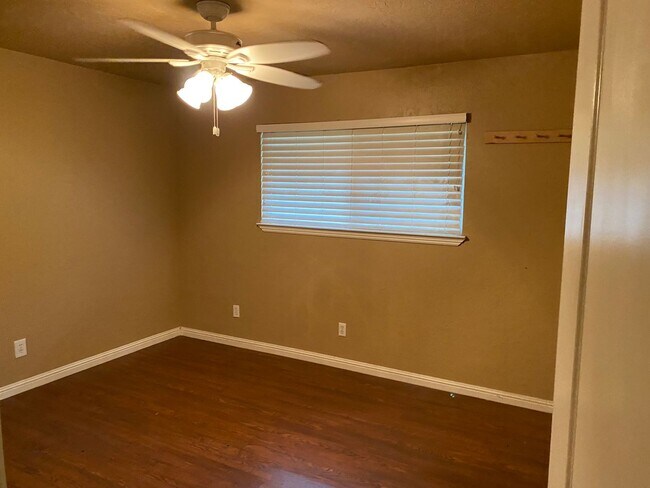 Building Photo - Country living and space!