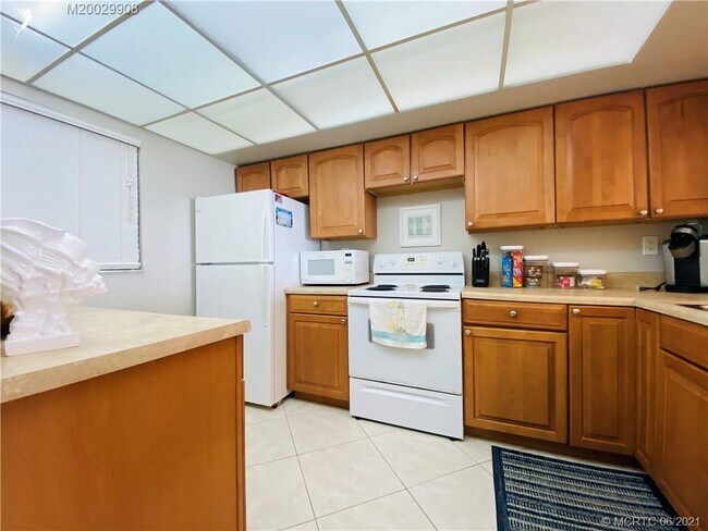 Building Photo - 9400 S Ocean Dr
