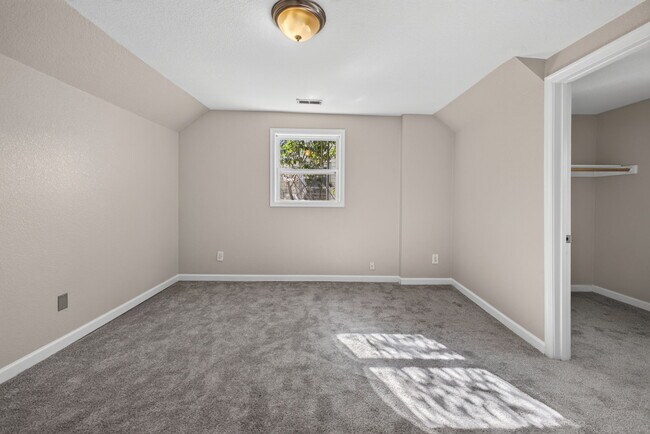 Building Photo - 1065 Lindenwood Ave