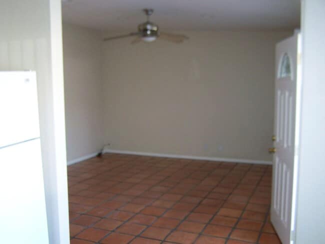 Building Photo - Central DHS, 2 BEDROOM, 1 BATH SINGLE FAMI...
