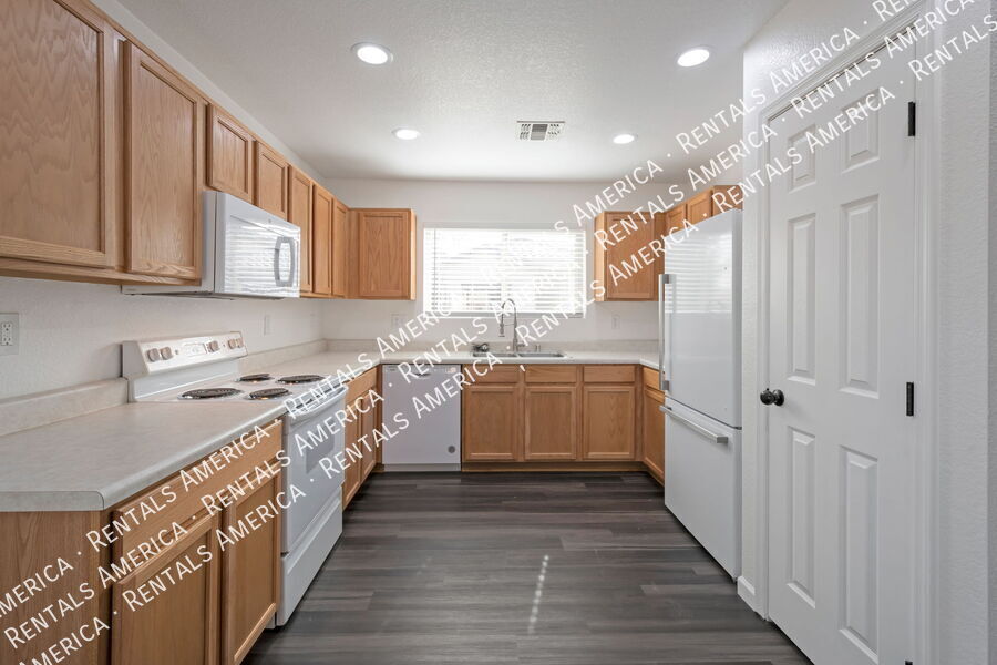 Building Photo - 3502 S Chaparral Rd