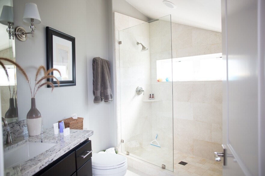 2nd floor bathroom - 226 Sunnyside Ave