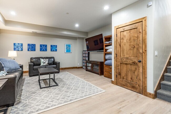 Building Photo - Modern Mountain Home in Desirable Pinebrook