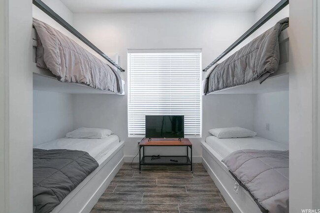 Building Photo - PETS ALLOWED!  Spacious & Modern 3-Bedroom...