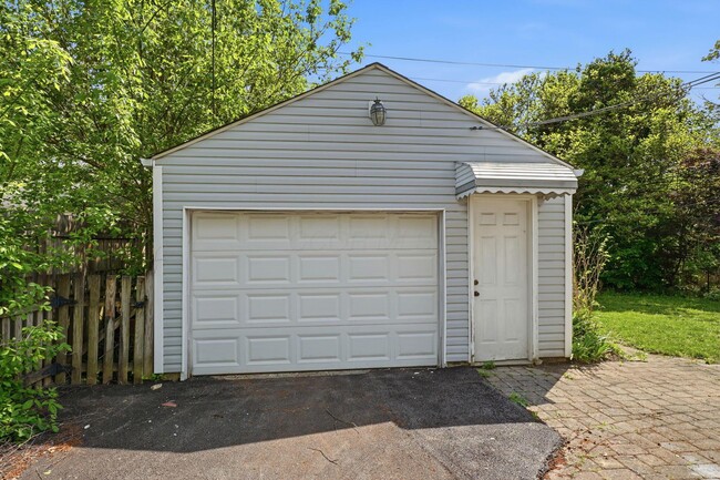 Building Photo - 1074 S James Rd