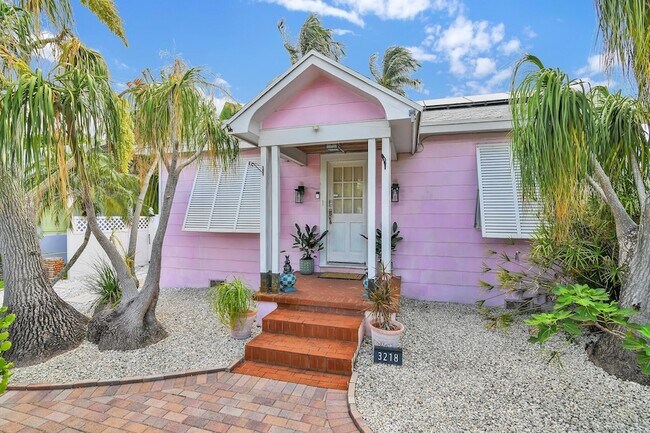 Building Photo - 3218 Palm Dr