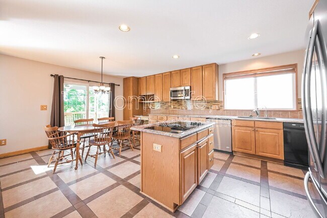 Building Photo - 9865 Glenstone Trail
