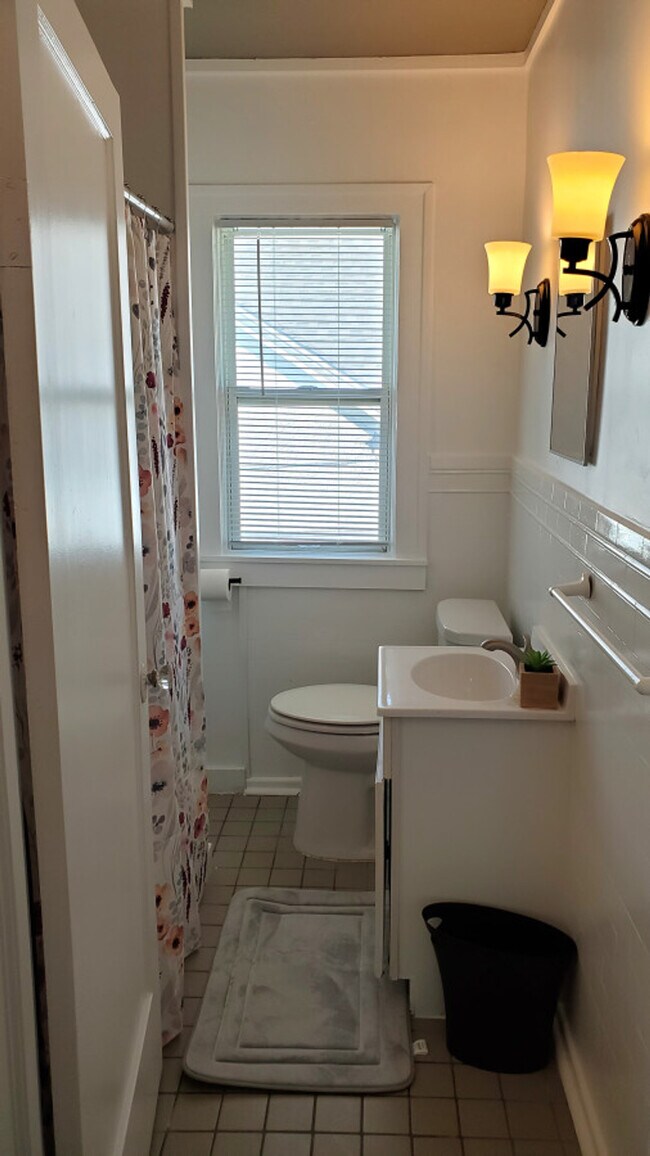 Building Photo - 1916 N Oliver Ave