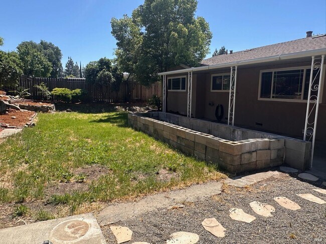 Building Photo - 543 Silver Dr