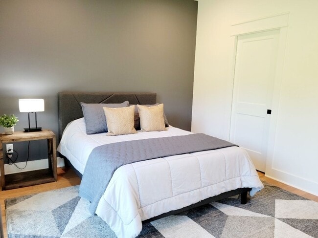 Building Photo - Modern 3-Bedroom Townhome with Pool Access Near Downtown Cookeville