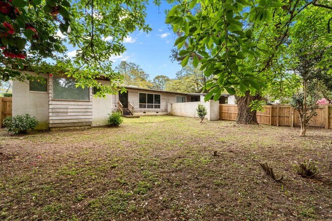 Building Photo - 2/2 with carport - fenced backyard