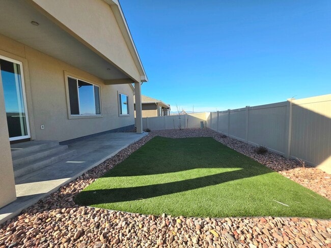 Building Photo - 1913 Conejos Pl