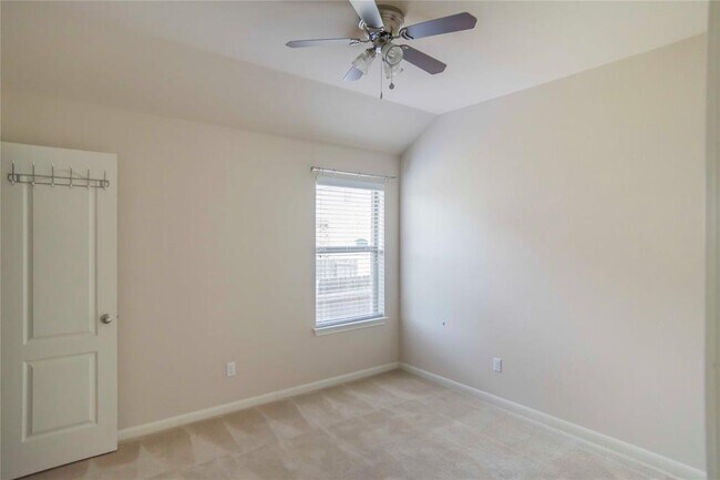 Building Photo - 2542 Ravenwood Dr