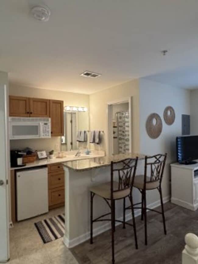 Building Photo - FULLY FURNISHED EFFICIENCY SUITE AVAILABLE