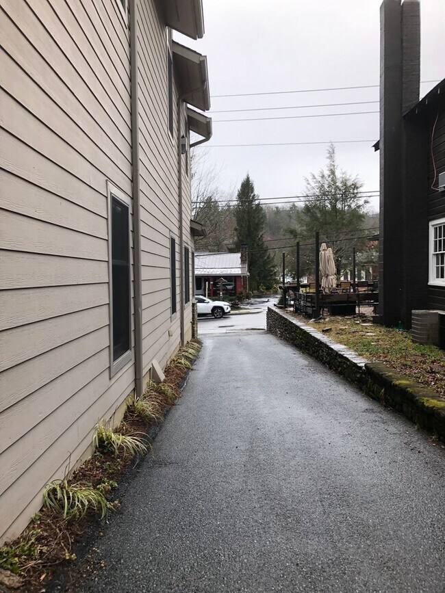 Building Photo - Luxurious 2bd Condo in Downtown Blowing Rock!