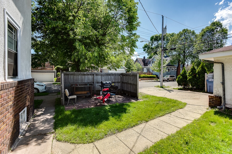 enclosed backyard area - 4656 Bryant Ave S