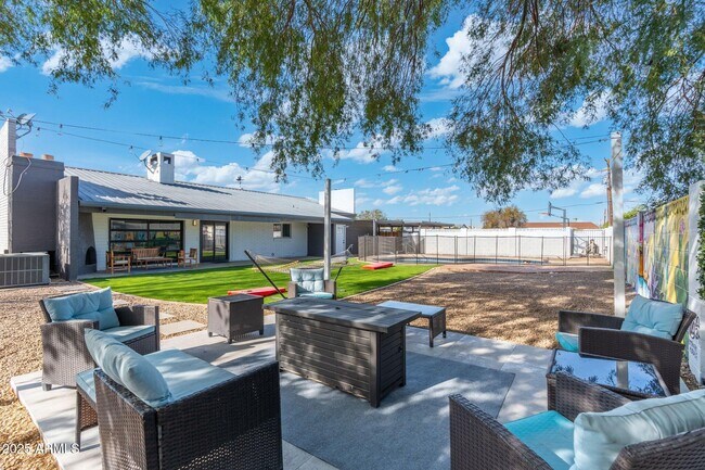 Building Photo - 1759 N Spring Cir