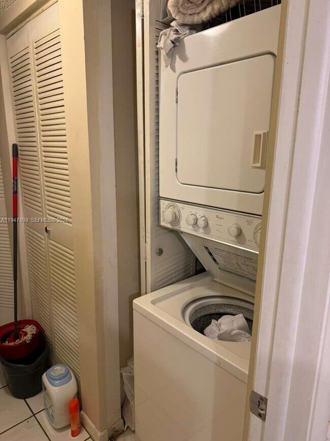 Building Photo - 6031 Shaker Wood Cir