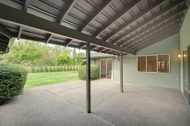 Building Photo - 4bd/2.5ba Clyde Hill Home