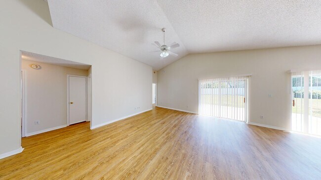 Building Photo - 3Bed/ 2Bath Home Available Now In Southcha...