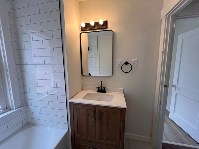 Building Photo - Pittsburgh - 4 Bedroom 2 Bathroom - Recent...
