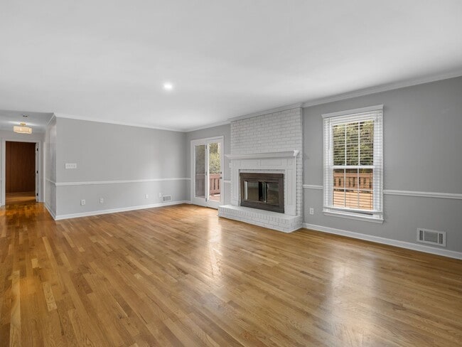 Building Photo - Luxury Living Awaits in this 6 Bedroom, 5 Bathroom Home – Elegant Comfort in a Prime Location