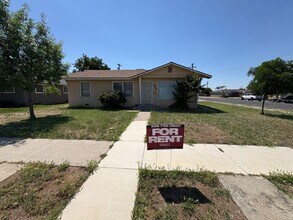 Building Photo - Cozy Home On Spacious Corner Lot Available Now in Dinuba CA!