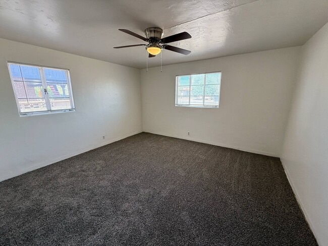 Building Photo - 1325 N Venice Ave