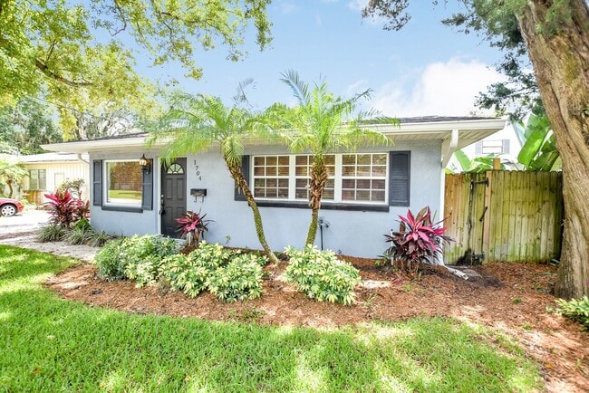 Building Photo - Charming 4/2 Colonial Town North Home with...