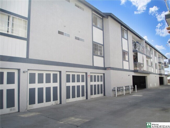 Building Photo - 3208 Avenida Del Presidente