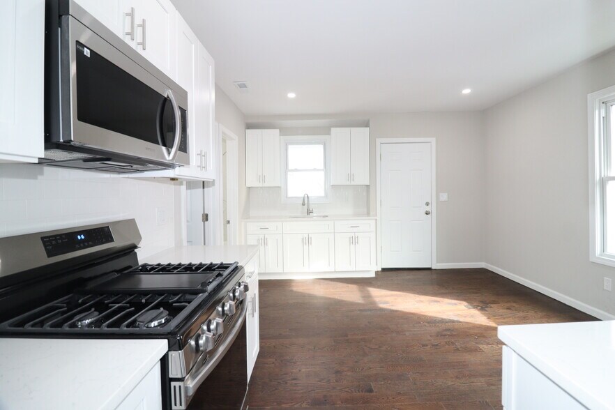 Kitchen - 356 Beechmont Ave