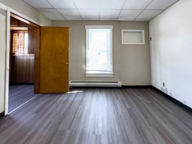 Building Photo - Charming 1-Bedroom Apartment Near Ball Sta...